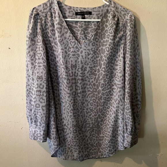 Cynthia Steffe Gray Relaxed Animal Print Blouse with Long Sleeves - Picture 1 of 4